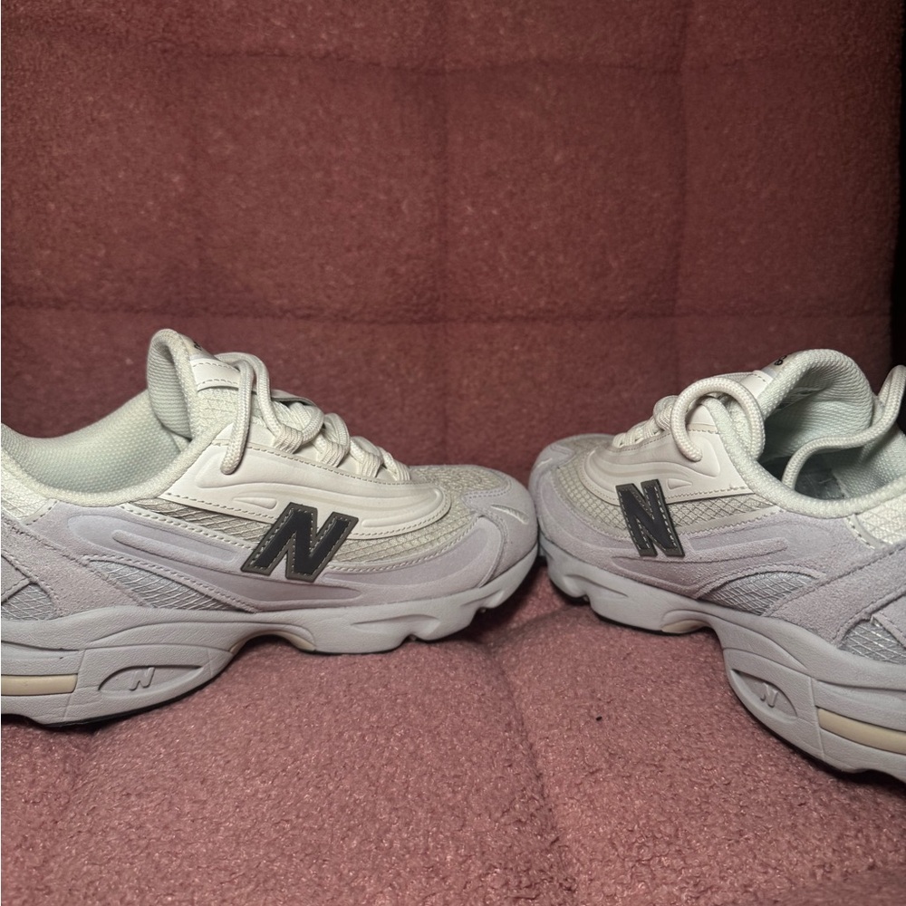 New Balance 1000 Cream and Gray Sneakers - Picture 6 of 8
